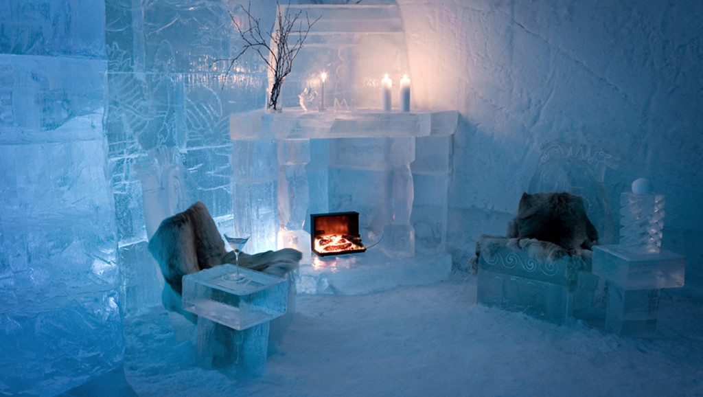 Ice hotel - posezení u krbu