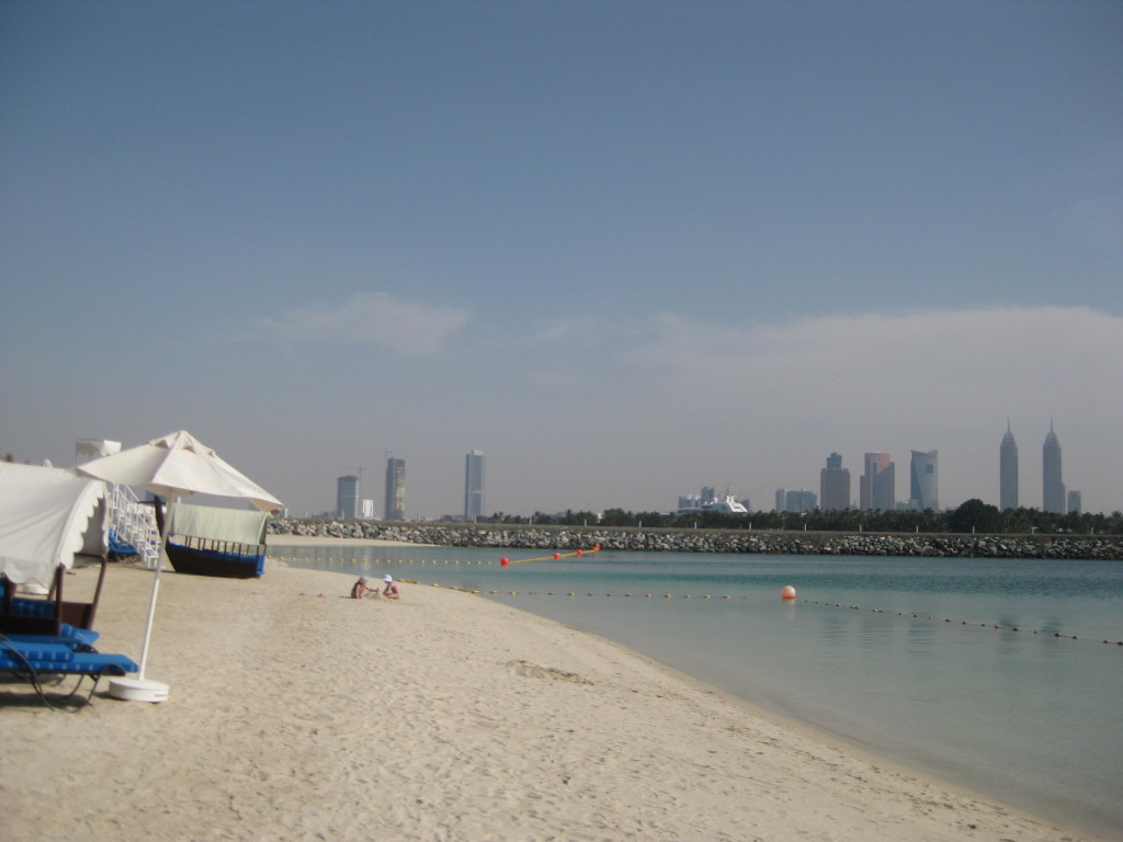 Dubaj - palmový ostrov - hotel Rixos The Palm - sousedem Vám zde bude šejk Mohamed, v dáli můžete vidět jeho jachtu