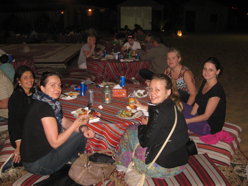 Dubaj - výlet jeep safari - večeře v beduínském stylu na kobercích pod širým nebem