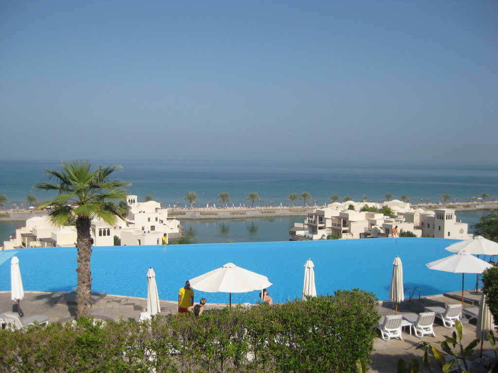 Ras Al Khaimah - překrásný panoramatický výhled z terasy hotelu Cove Rotana
