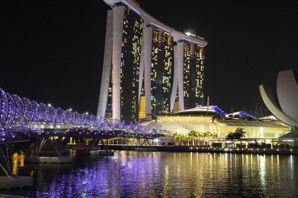 Marina Bay Sands - pěší lávka v noci