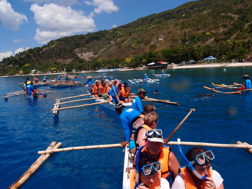 Filipíny - loďky zvané džunky vezou zájemce ke žralokům