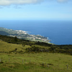 Azory - Pico - pohled na pobřeží a horskou krajinu