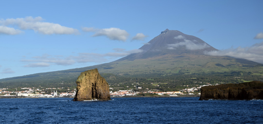 Azory - Pico - pohled z lodi na přístav s panoramatem vulkánu