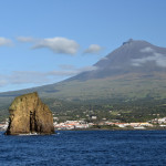 Azory - Pico - pohled z lodi na přístav s panoramatem vulkánu
