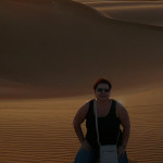Omán - Marcela při západu slunce v poušti Wahiba