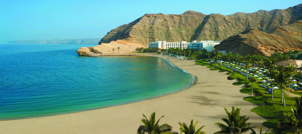 Omán - Muscat - Shangri-la´s Barr Al Jissah Resort & Spa - pohled na resort a pláž