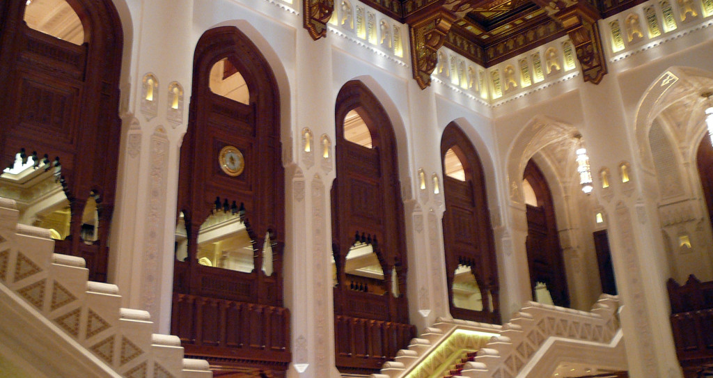 Omán - Muscat - Státní opera - vstupní hala a schody