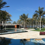 Omán - Muscat - hotel Al Bustan Balace - zahrada s bazénem