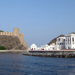 Omán - Muscat - pohled na starou pevnost a sídlo sultána
