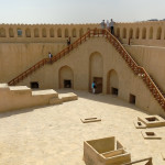 Omán - Nizwa - hradby pevnosti