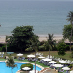 Omán - hotel Crowne Plaza - výhled na bazen a moře