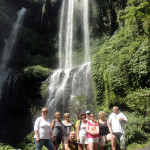 Bali - skupina fam tripu u vodopádů Sekumpul