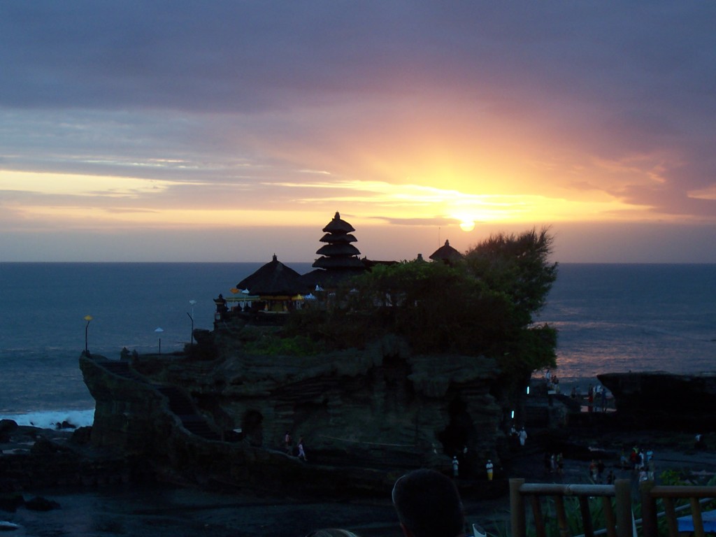 Bali - západ slunce nad chrámem Tanah Lot