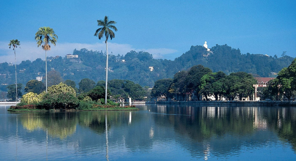 Srí Lanka - jezero Kandy a panorama okolí