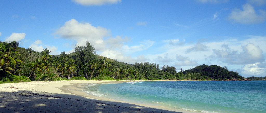 Seychelly - ostrov Praslin - Constance Lemuria - jedna z hotelových pláží