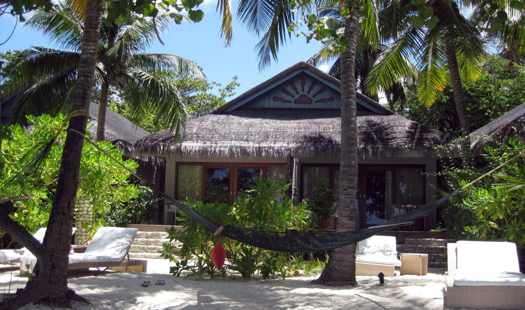 Maledivy-Vivanta-by-Taj-beach-vila-pláž