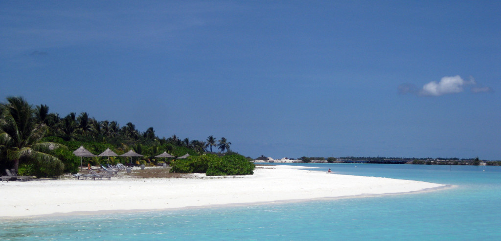 Maledivy-Paradise-Island-pláž