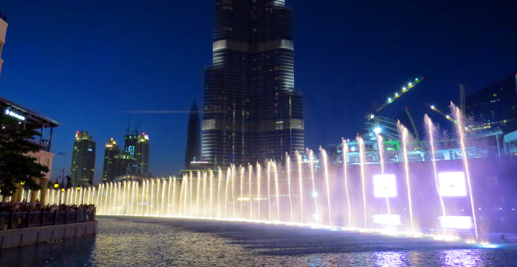 Emiráty-Dubaj-Dubaj-Mall-zpívající-fontána