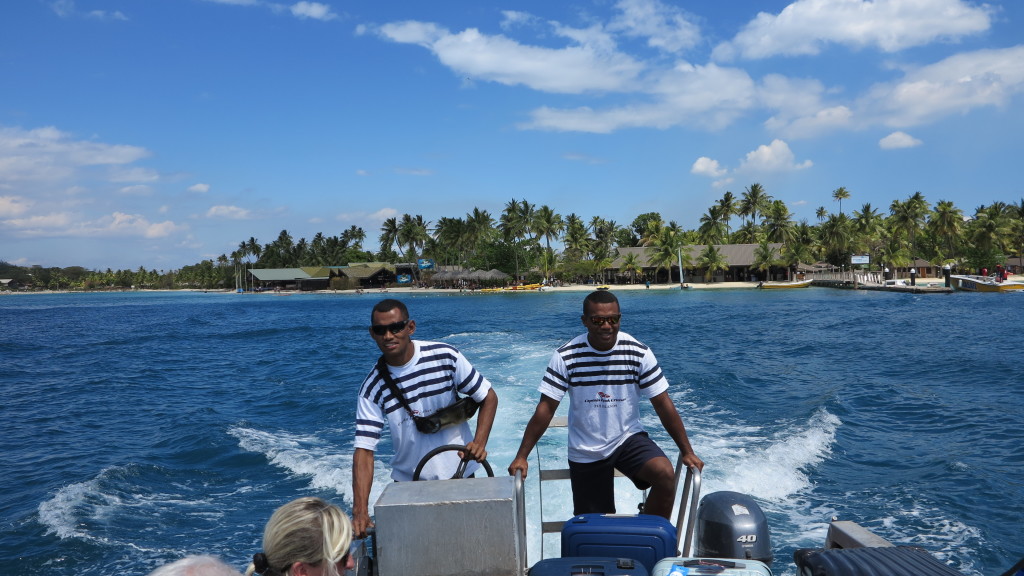 Fiji-Captain-Cook-posádka-nás-vyzvedla-na-ostrově