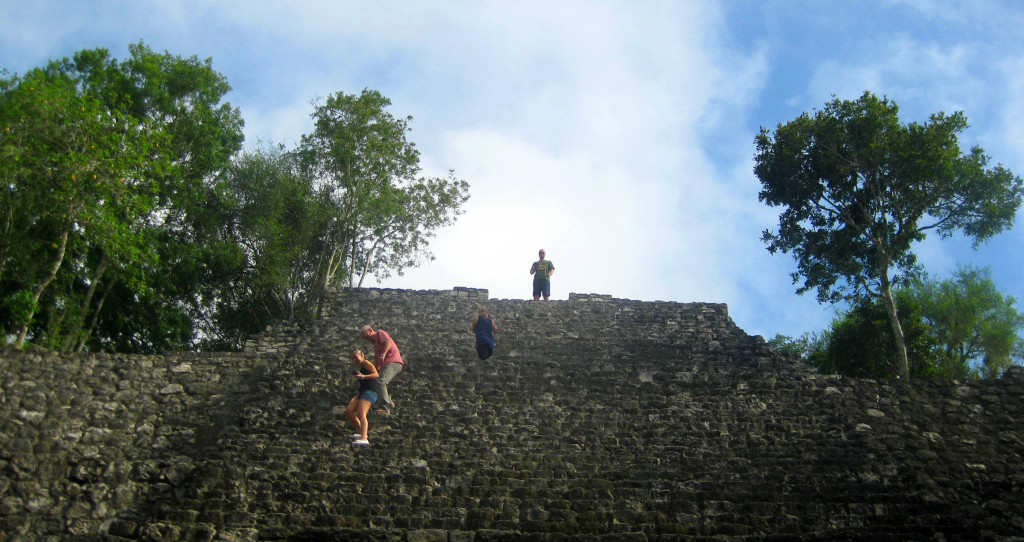 Mexiko-Calakmul-těch-schodů-je-opravdu-hodně