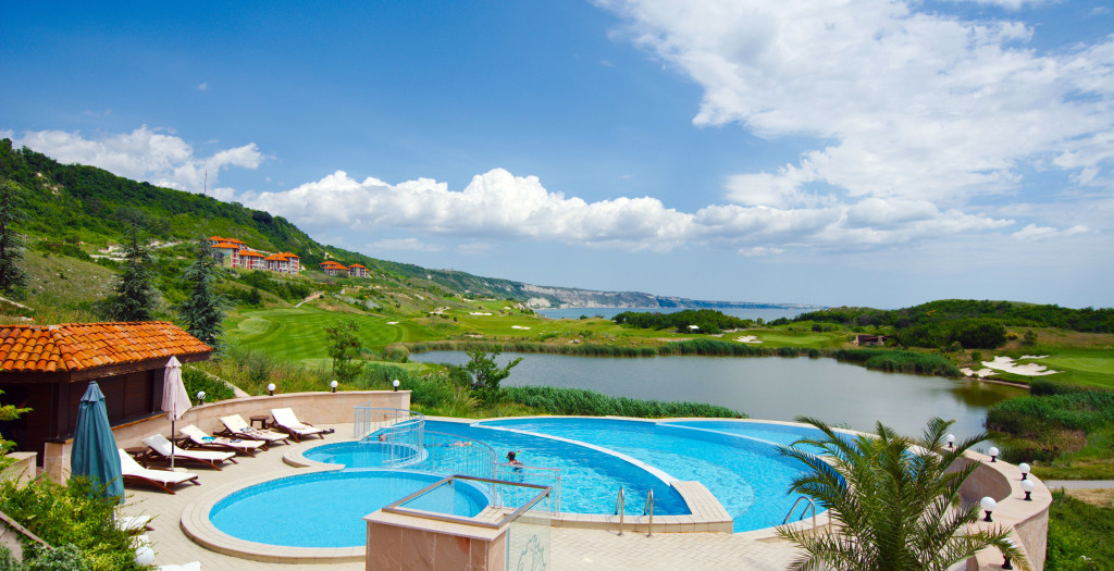 Golf-Bulharsko-Thracian-Cliffs-bazén-u-apartmánů